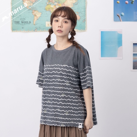 【maru.a】🗺️海洋迷藏滿版海洋波浪印花T(2色)-深灰 24921220