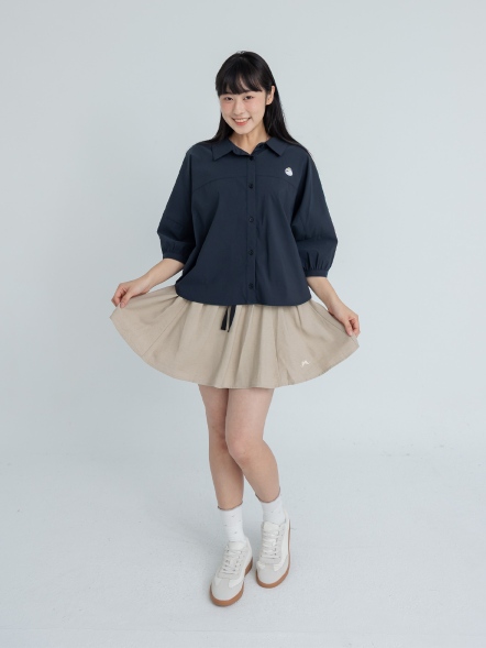 剪裁美學後打摺弧型貼布繡襯衫