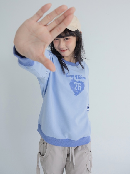 造型挖洞袖印花上衣