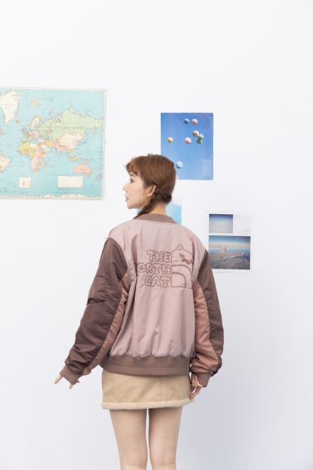 【maru.a】拼接撞色miru刺繡飛行外套(2色)-咖啡 24922213