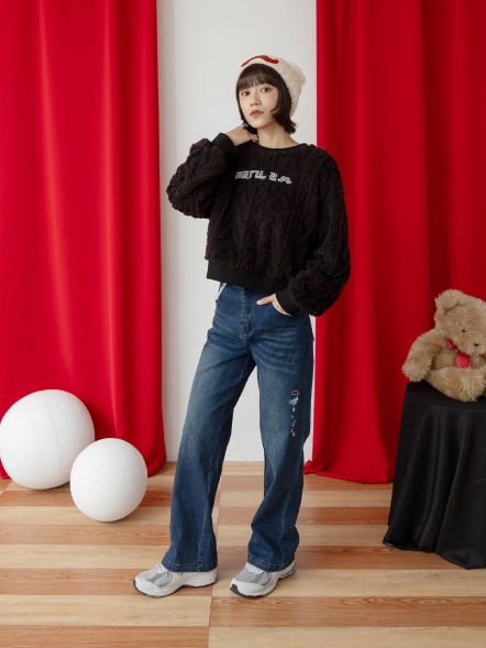 毛毛字母配色上衣