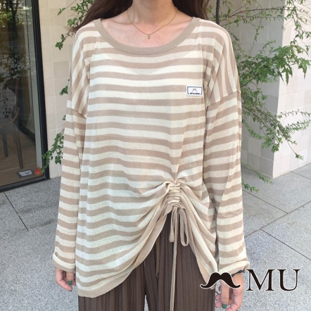 【MU】韓系知性歐膩針織條紋抽繩上衣(2色)-卡其 22944261