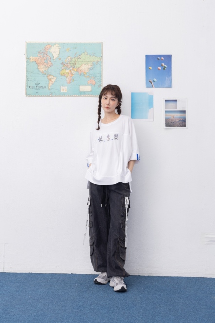 【maru.a】mitu表情包🐰手繪刺繡前短後長寬袖造型上衣(2色)-白色 24921230