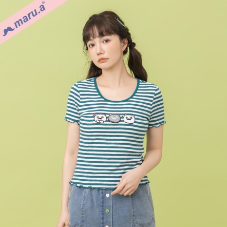 【maru.a】眼睛閃亮亮👀可愛miru刺繡彈性條紋木耳邊上衣(2色)-深綠 25311226
