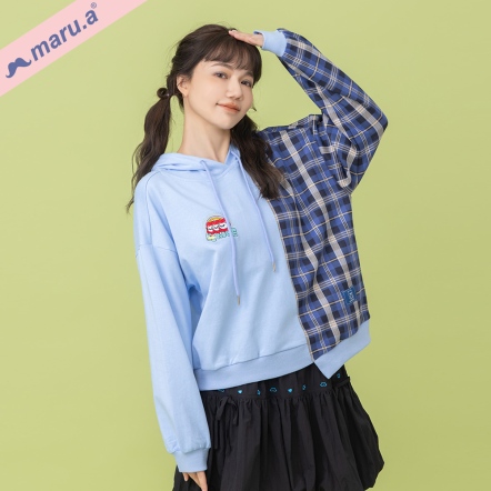 【maru.a】小花排排站🌼撞色刺繡棉料拼接格紋不規則剪裁連帽衛衣(2色)-淺藍 25311217