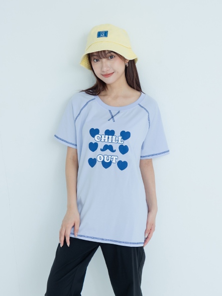 愛心字語落肩上衣