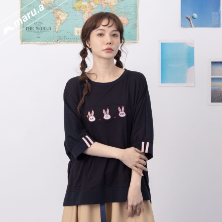 【maru.a】mitu表情包🐰手繪刺繡前短後長寬袖造型上衣(2色)-黑色 24921230